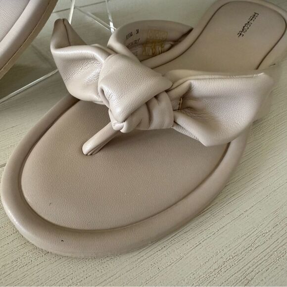 Free People Brynn Bow Sandals Flip Flops in Cream New in Box Sz 7, (38) - Picture 4 of 10